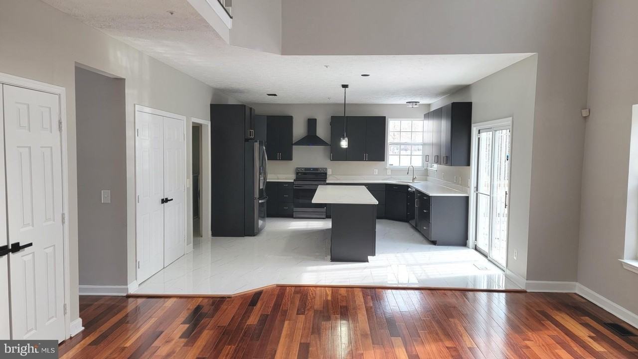 10011 Welshire Dr - Photo 3 of 35