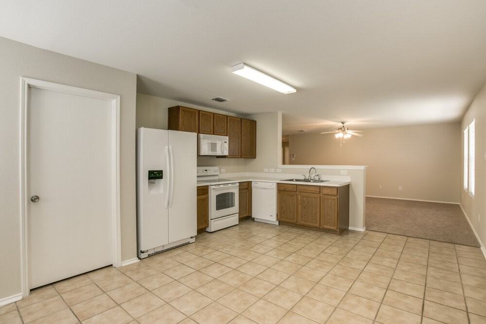 1017 Maidenhair Ln - Photo 5 of 17