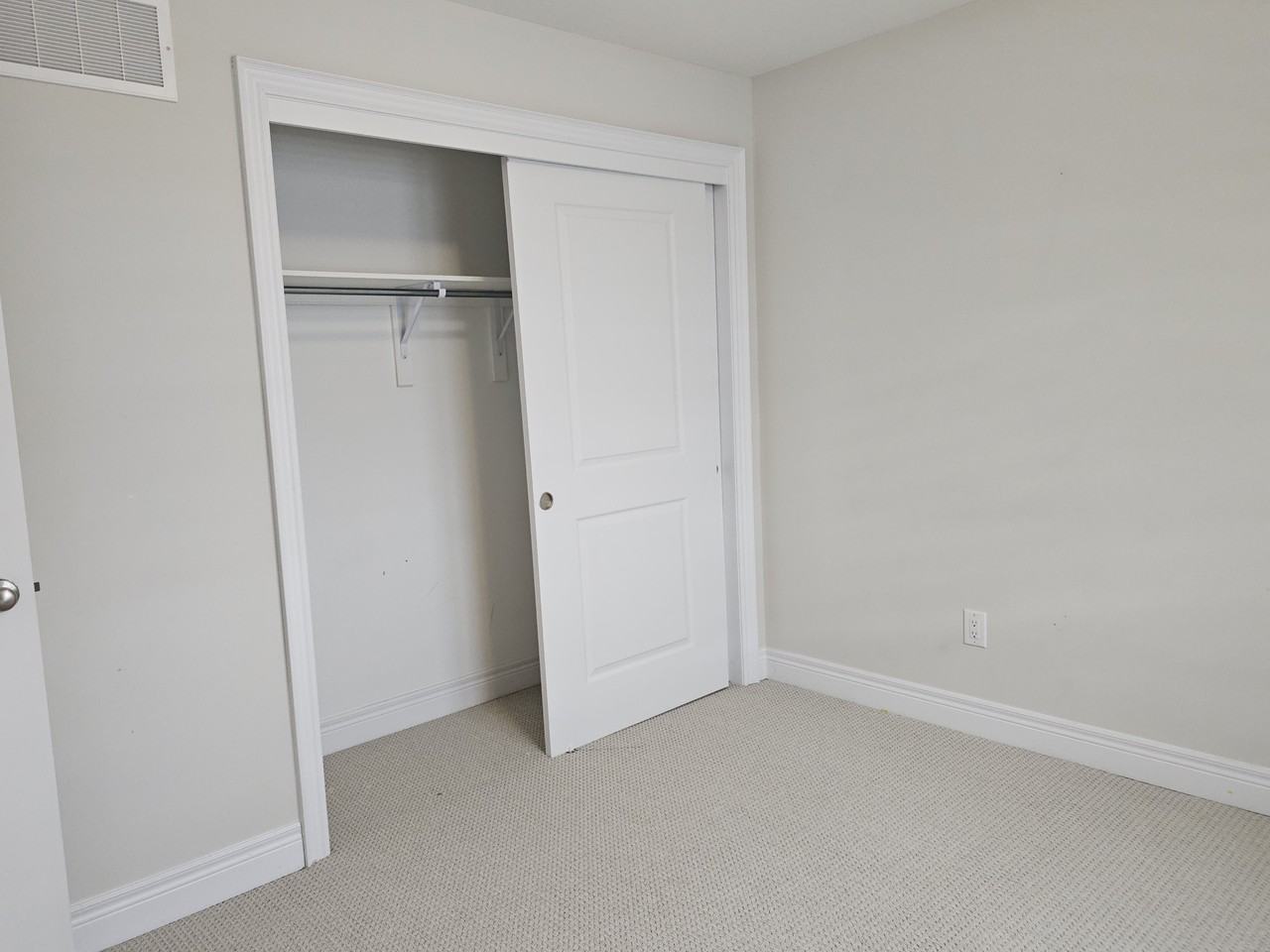 438 Viking Street - Photo 3 of 23