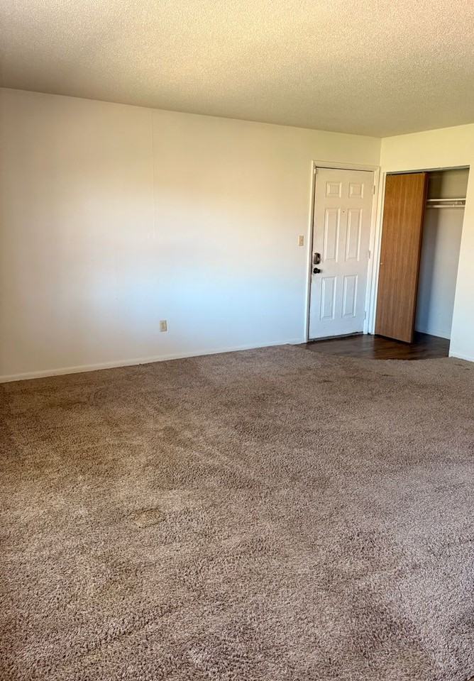 Evergreen Apartments - Photo 3 of 12