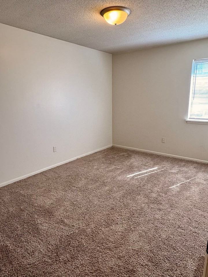 Evergreen Apartments - Photo 6 of 12