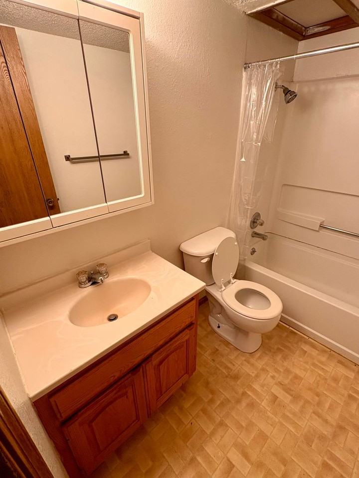 Evergreen Apartments - Photo 7 of 12