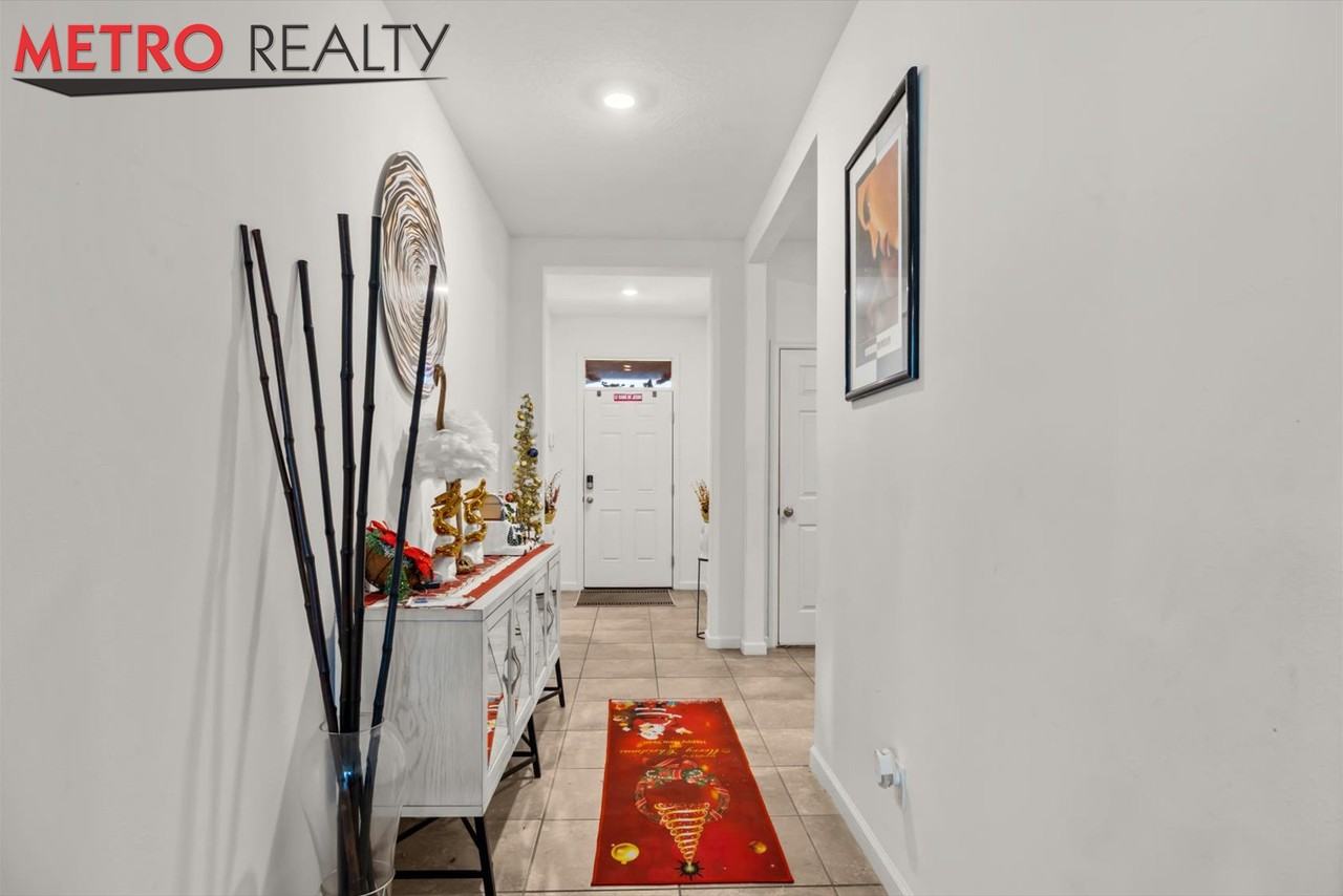 6545 Northwest Oaklawn Way - Photo 4 of 29