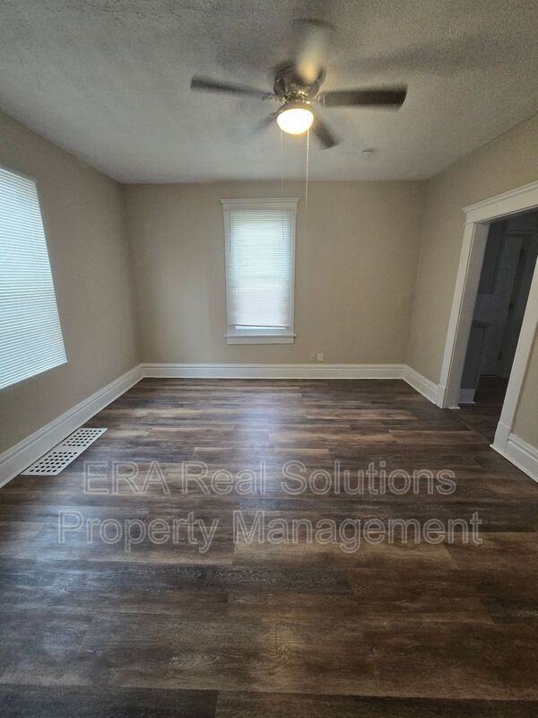 101 N Oakley Ave - Photo 5 of 17