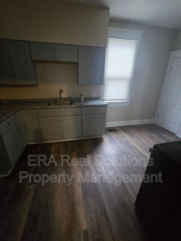 101 N Oakley Ave - Photo 7 of 17