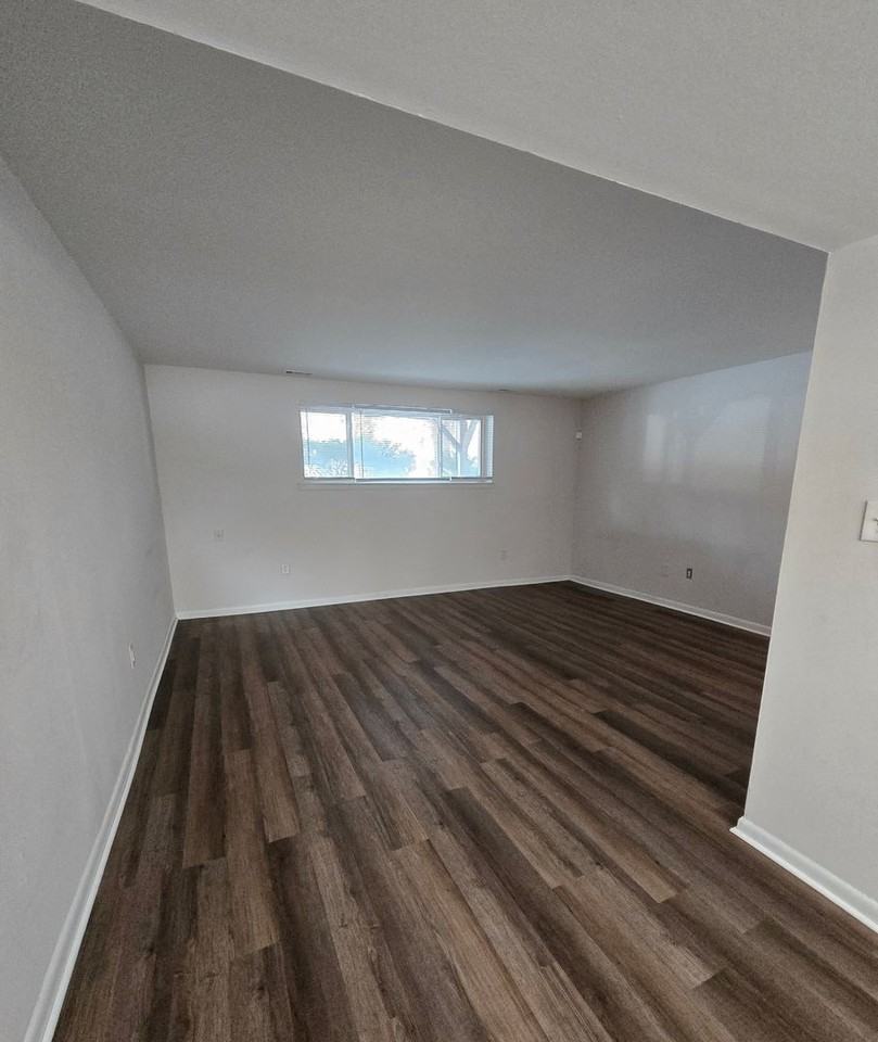 Brooke Court Apartments - Photo 4 of 26