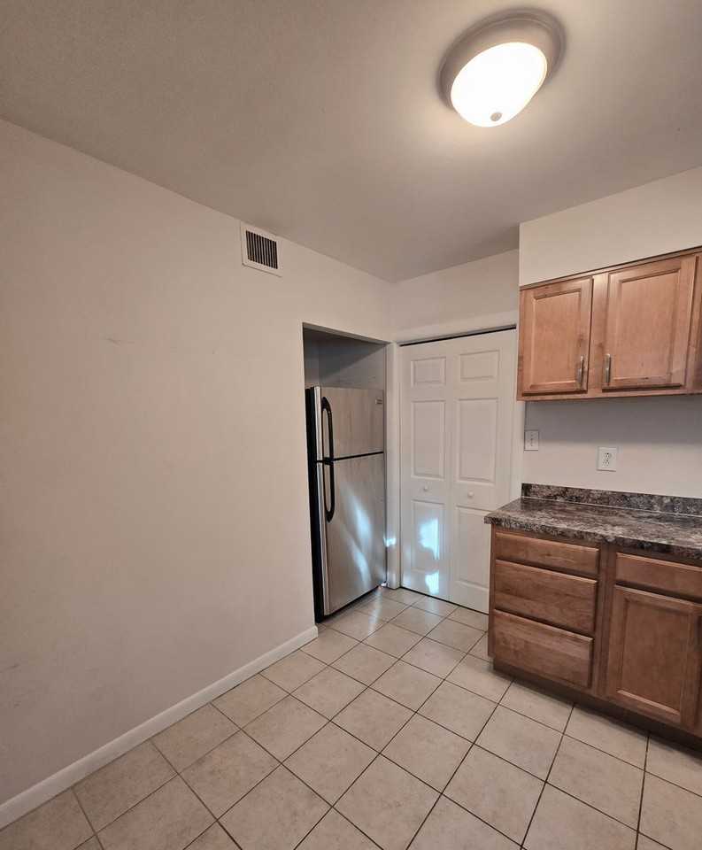 Brooke Court Apartments - Photo 5 of 26