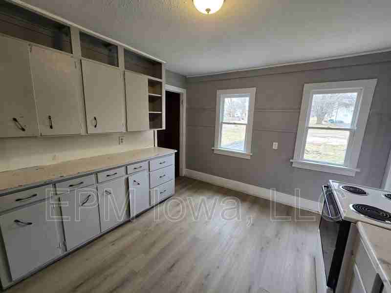 714 W 1st St - Photo 4 of 27