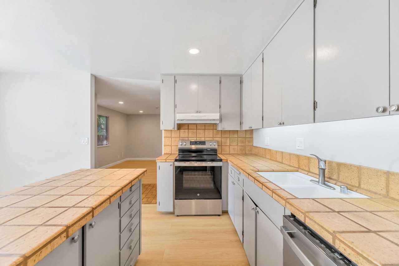 487 S Taaffe St - Photo 2 of 9