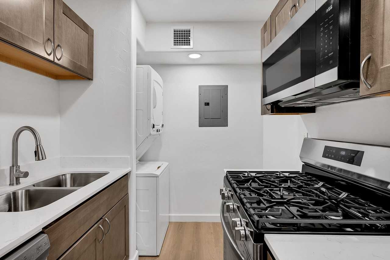 ALL UTILITIES INCLUDED BUNDLED! PET FRIENDLY! - Photo 4 of 28