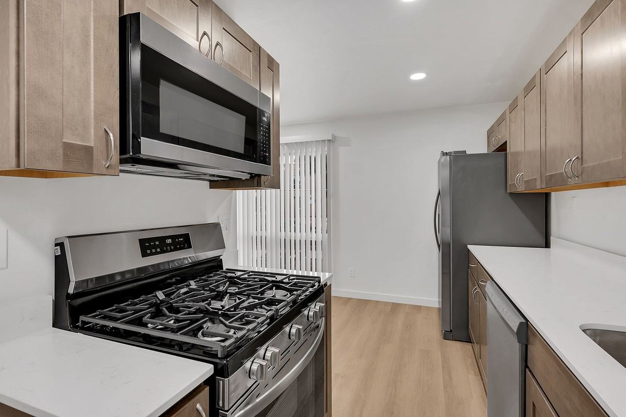 ALL UTILITIES INCLUDED BUNDLED! PET FRIENDLY! - Photo 5 of 28