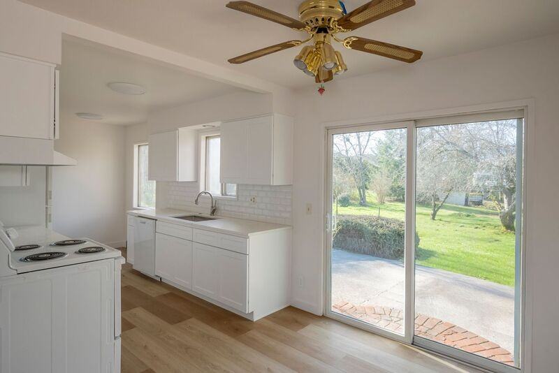 2545 Nw 111th Ave - Photo 5 of 25