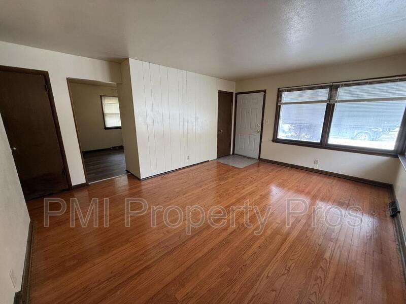 5728 N 98th St - Photo 3 of 22