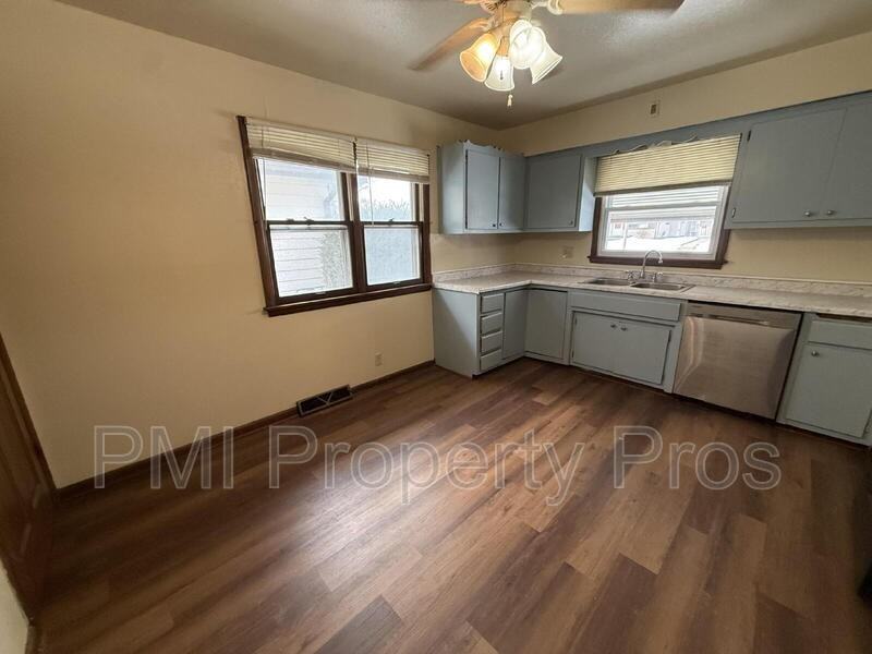 5728 N 98th St - Photo 5 of 22