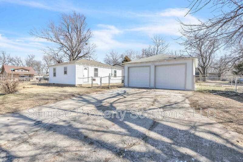 300 Se 48th St - Photo 2 of 17