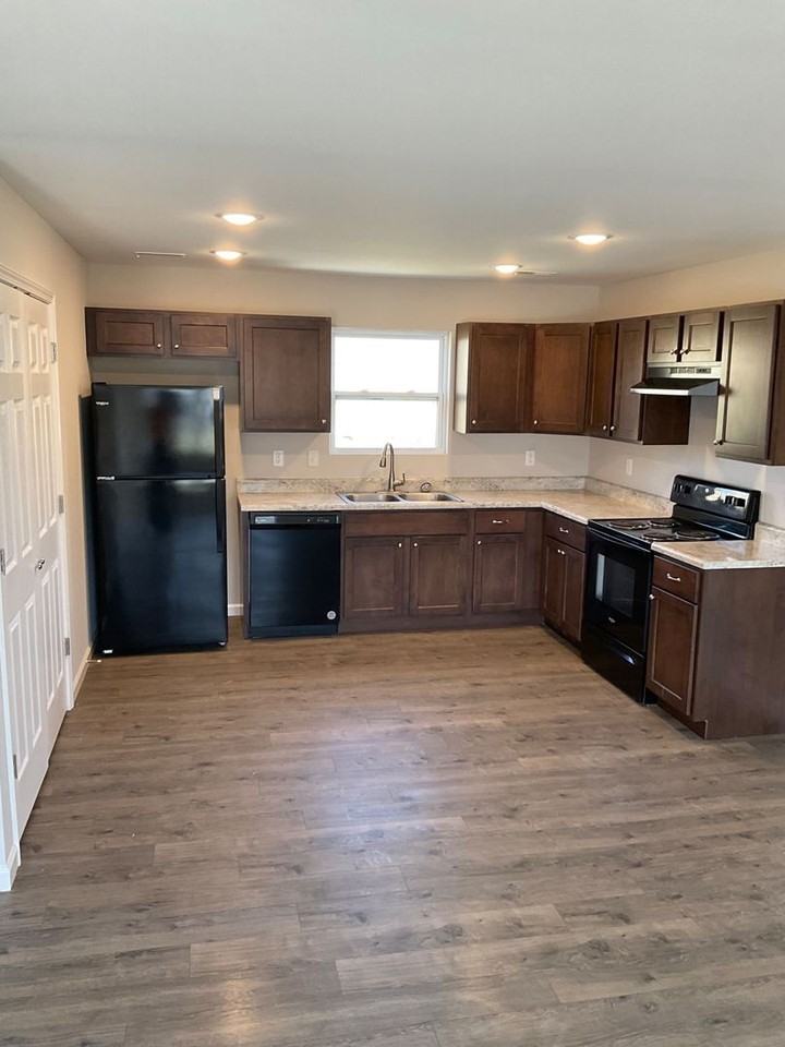 1008 Lakeway Dr - Photo 2 of 11