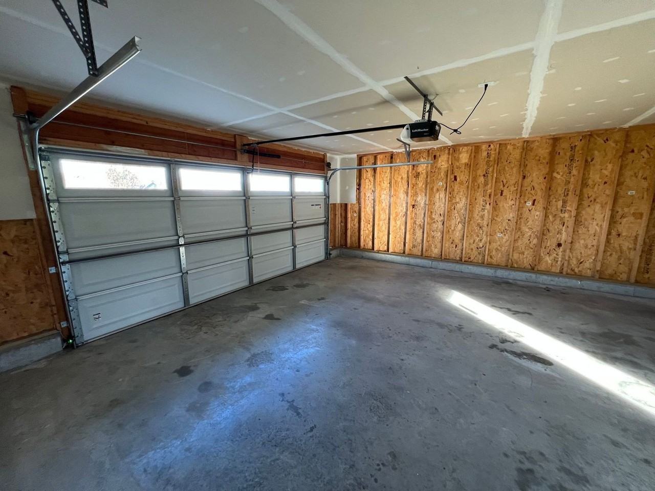 1008 Lakeway Dr - Photo 3 of 11