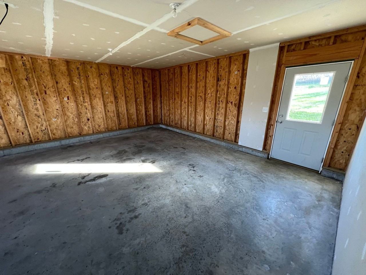 1008 Lakeway Dr - Photo 4 of 11