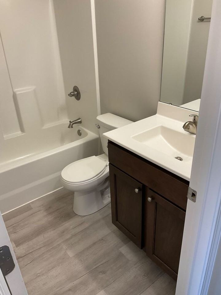 1008 Lakeway Dr - Photo 7 of 11