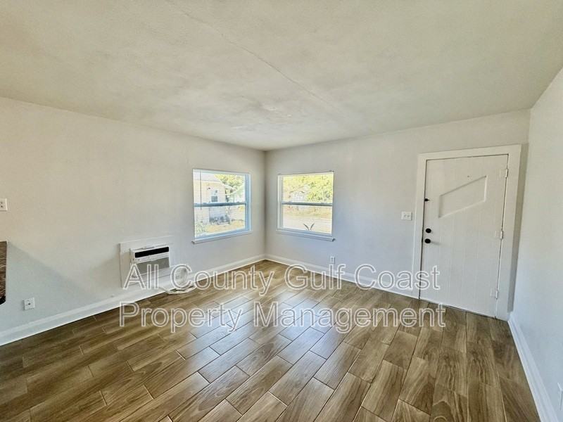 1609 9th Ave W - Photo 2 of 7