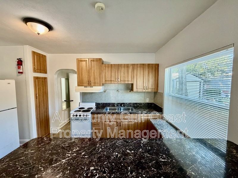 1609 9th Ave W - Photo 3 of 7