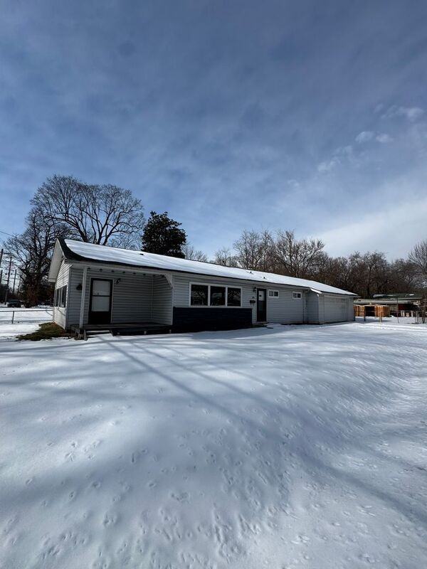 555 S Airwood Ave - Photo 2 of 15