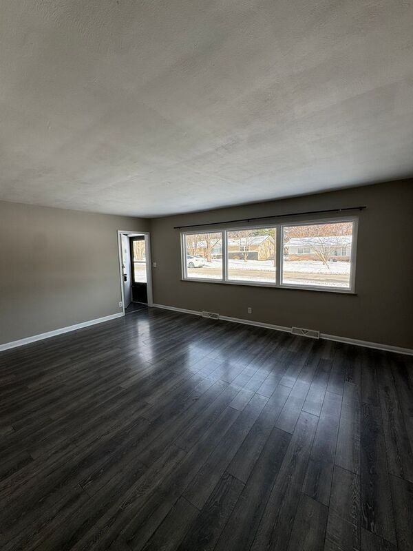 555 S Airwood Ave - Photo 3 of 15