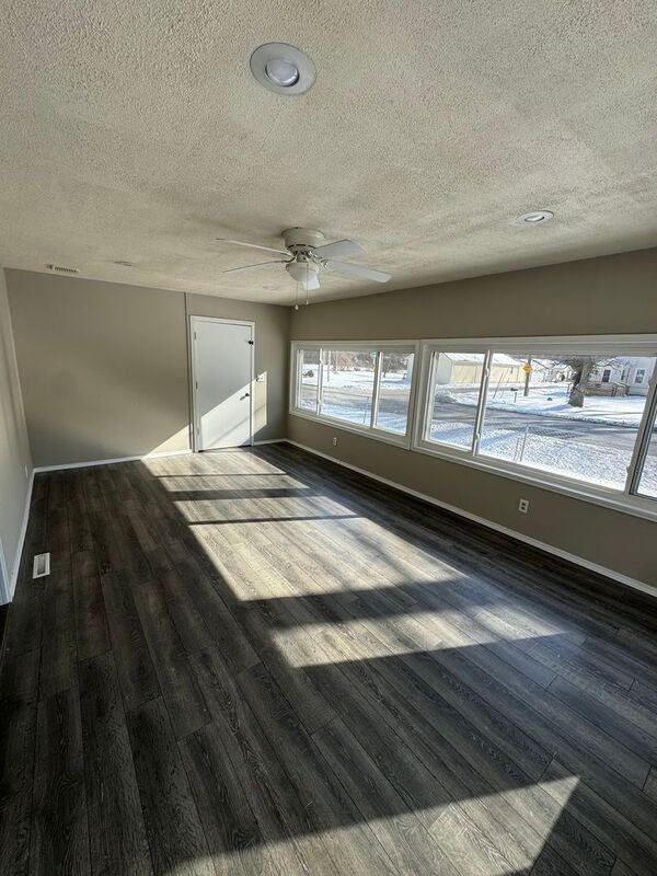 555 S Airwood Ave - Photo 5 of 15