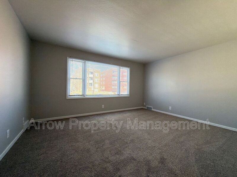 1621 G St - Photo 2 of 9