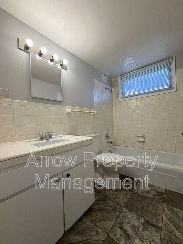 1621 G St - Photo 6 of 9