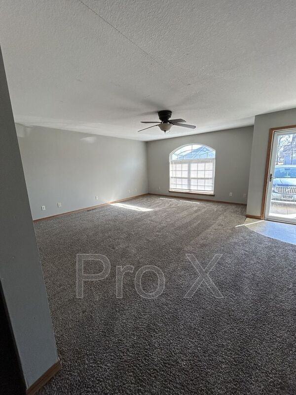 517 E Park St #B - Photo 3 of 14