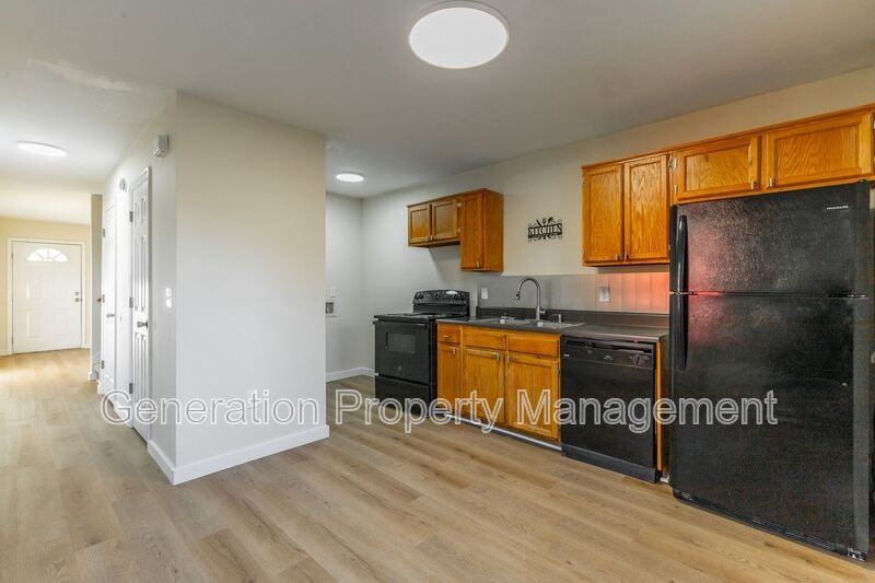 2205 E 12th St #B - Photo 6 of 25