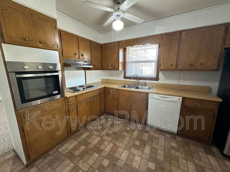 4431 Roxbury Dr - Photo 5 of 16