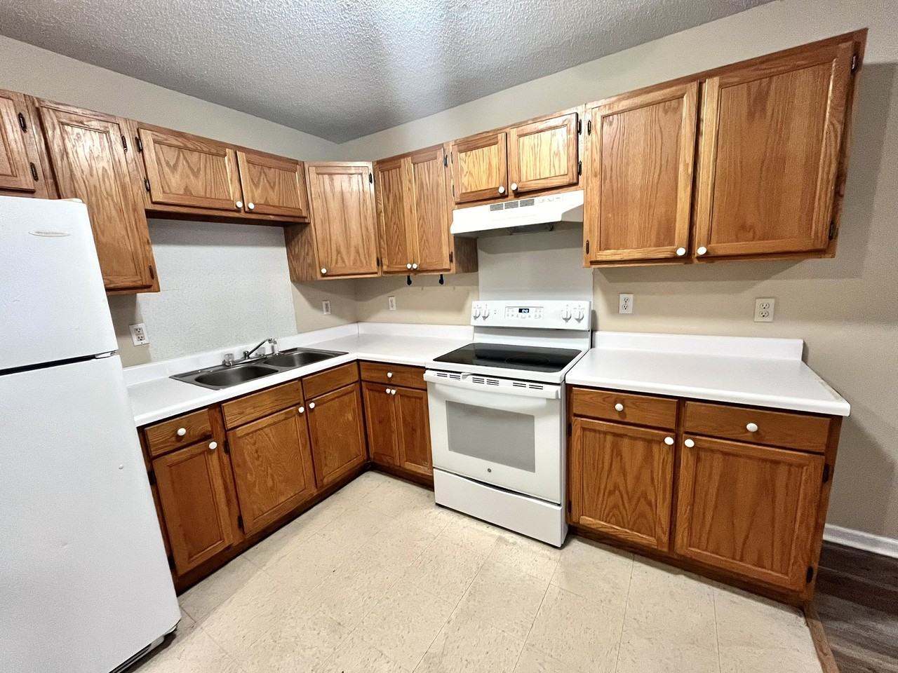 Lauderdale Apartments - Photo 4 of 7