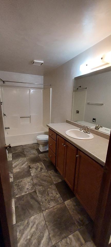 Eastman Townhouse - Photo 4 of 9