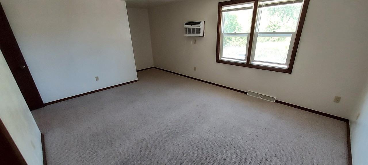 Eastman Townhouse - Photo 6 of 9