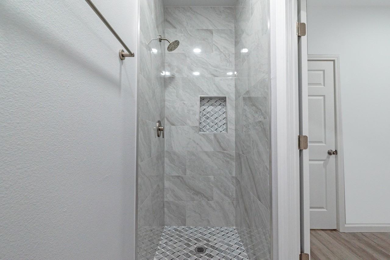 807 Avenue K - Photo 7 of 13