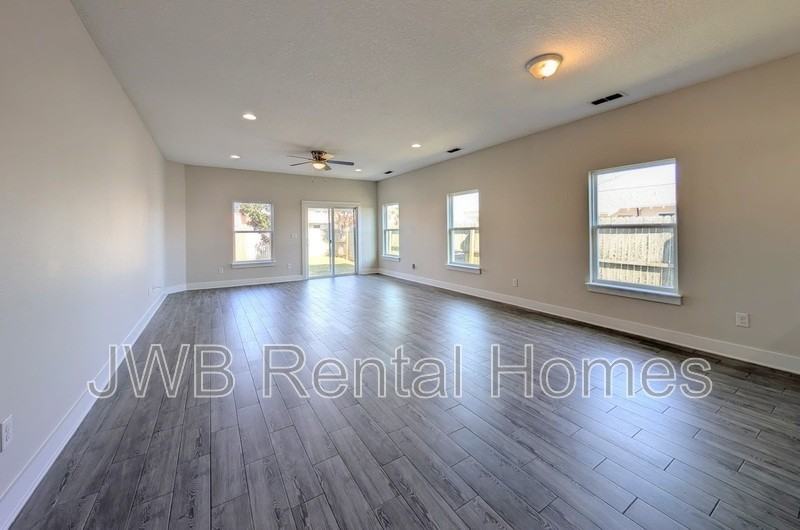 811 2nd Ave S - Photo 6 of 20