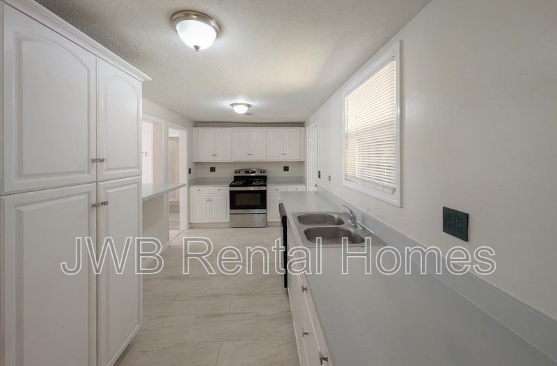 825 Cornwallis Dr - Photo 4 of 16