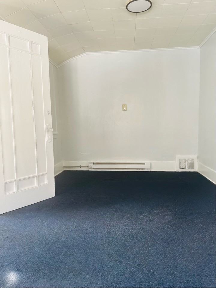 916 Bensch Street - Photo 4 of 10