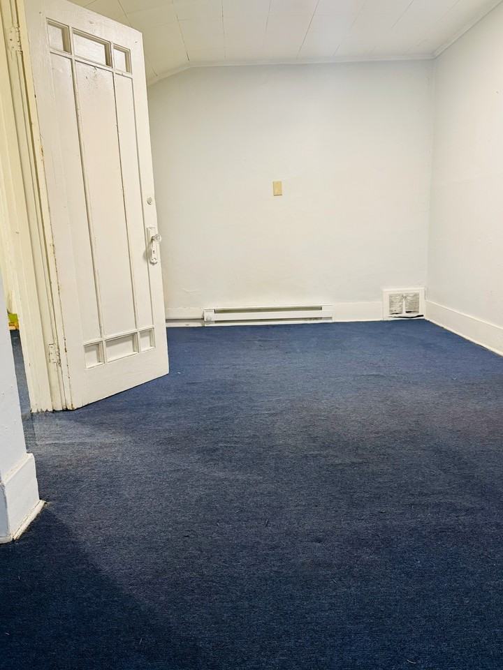 916 Bensch Street - Photo 5 of 10