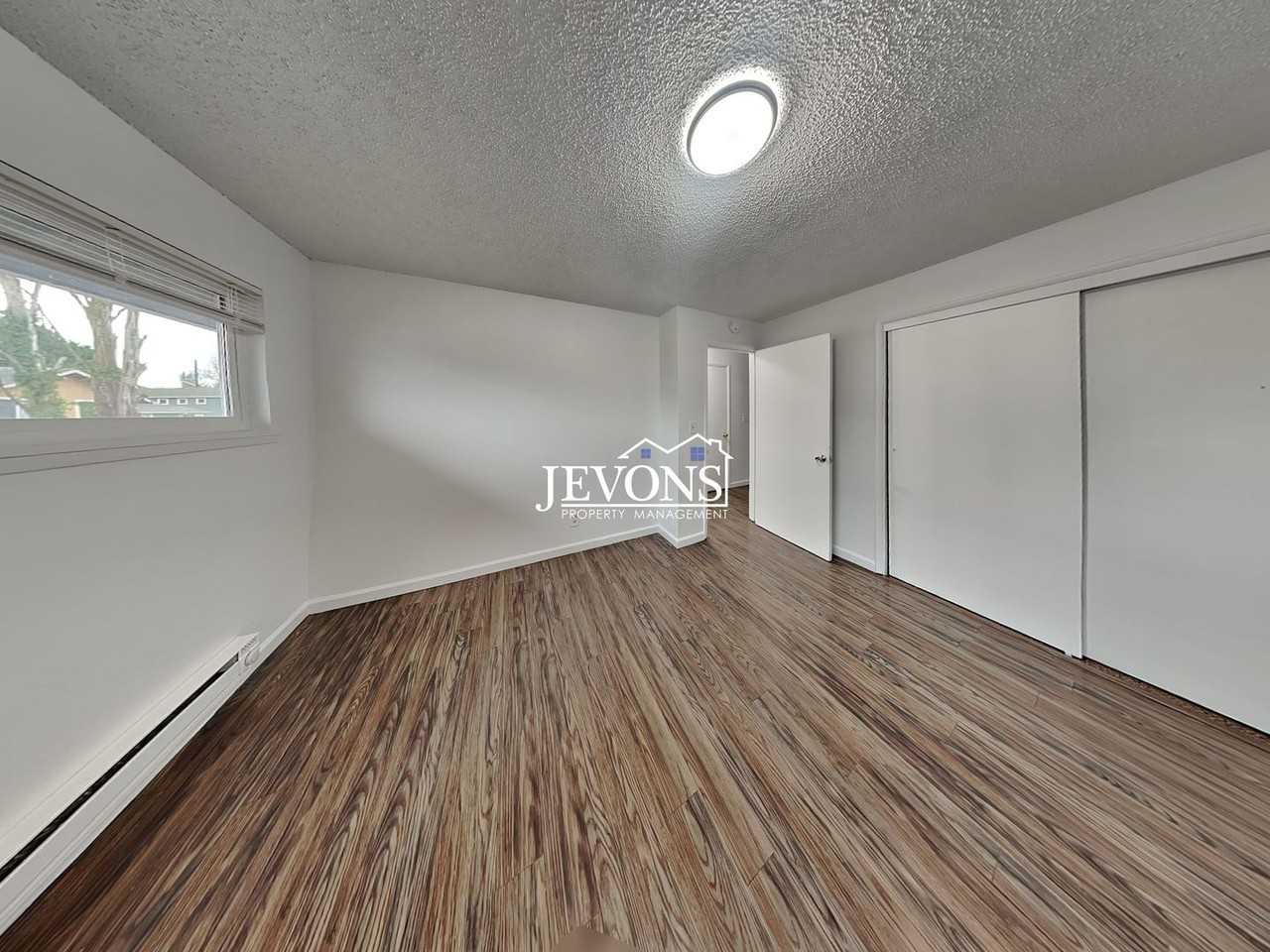 8330 Wabash Ave S - Photo 7 of 23