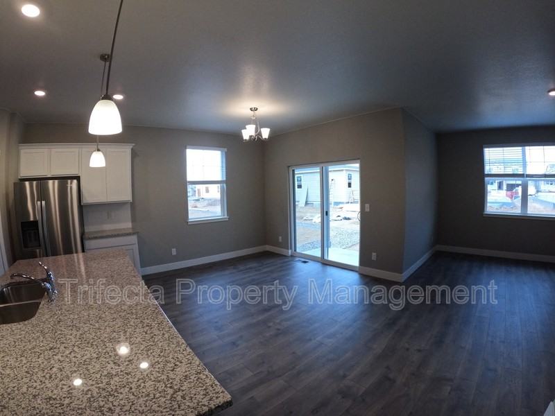 1938 Raindrop Dr - Photo 4 of 23