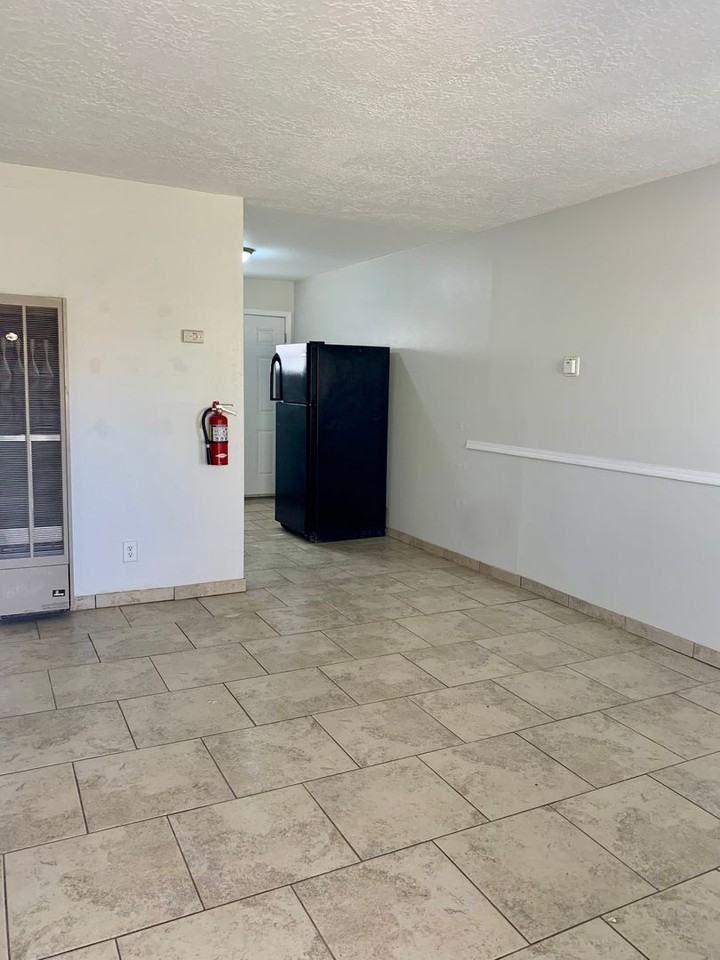 Spacious 2 Bedroom Apartment with Washer/Dryer Hookup - Photo 2 of 11