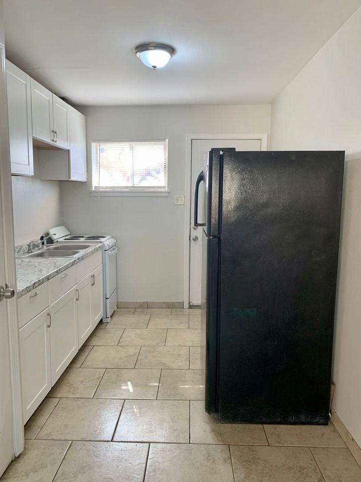 Spacious 2 Bedroom Apartment with Washer/Dryer Hookup - Photo 3 of 11