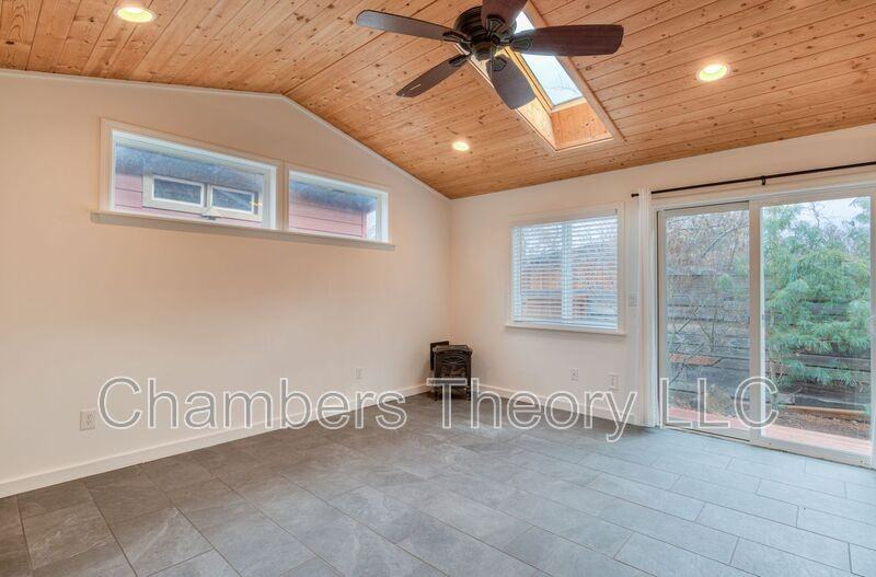 1252 Nw Milwaukee Ave - Photo 5 of 32