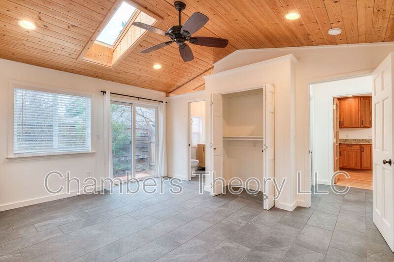 1252 Nw Milwaukee Ave - Photo 6 of 32