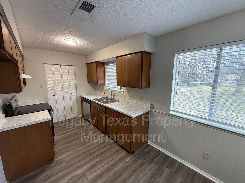 110 Glen Rose Ave - Photo 3 of 11