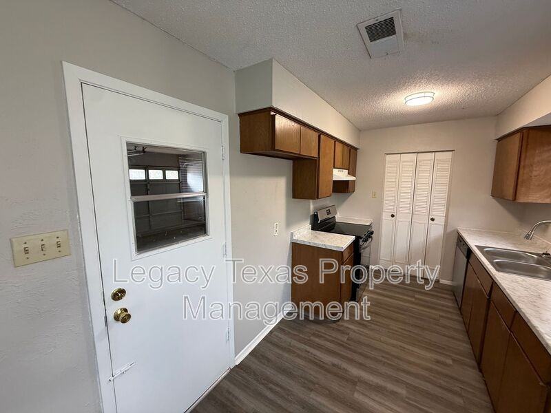 110 Glen Rose Ave - Photo 4 of 11