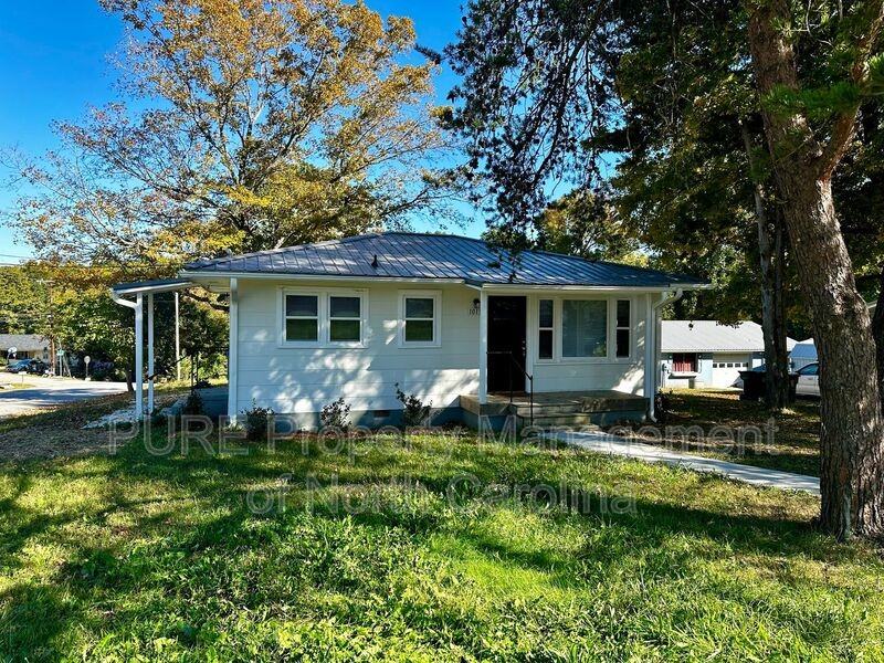 1013 Eleanor Dr - Photo 3 of 24